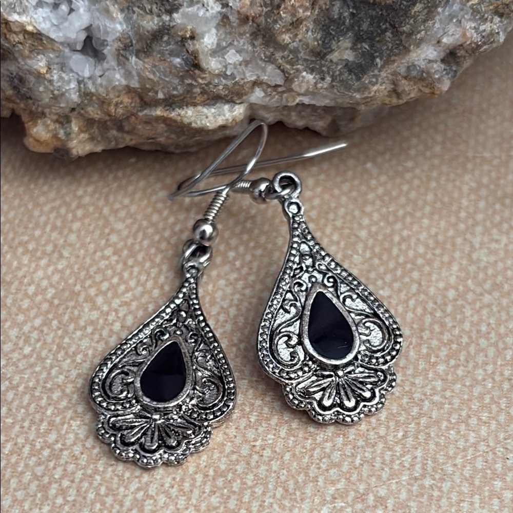 Victorian Gothic Antiqued Silver Filigree Black Teardrop Dangle Earrings VTG 90s